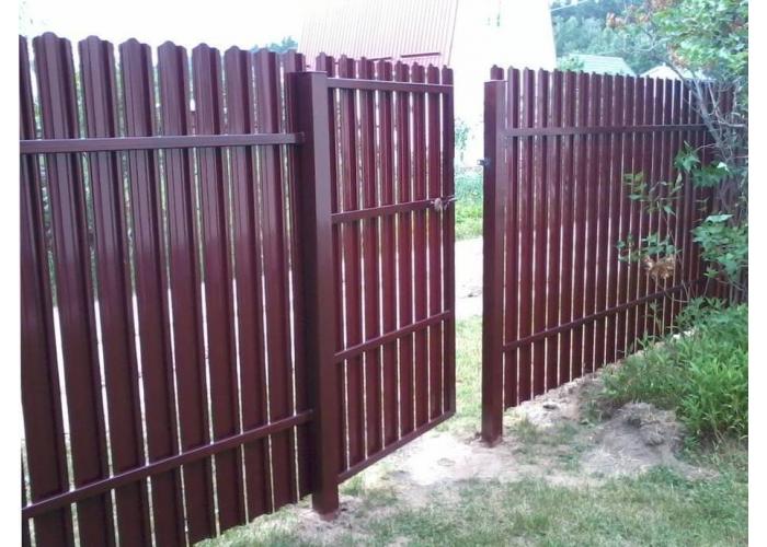 Забор из металлического штакетника фото с воротами